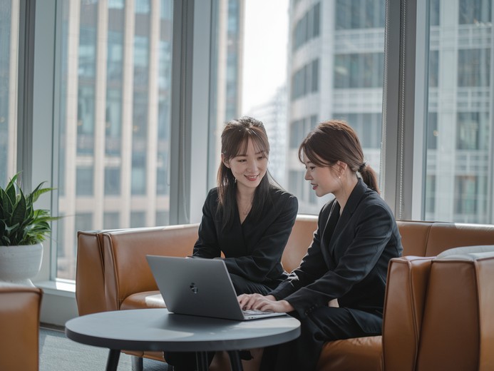 Pablo Fernandez, a Spanish executive, shares his experiences in Shanghai, highlighting the city’s legal protections and inclusive environment that have fostered his success and confidence in the future. 